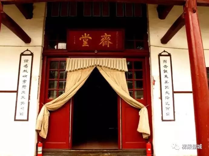 斋堂粥来饭去莫把光阴遮面目,钟鸣板响常将生死挂心头库房杨歧灯盏明