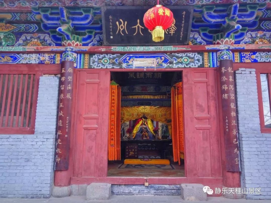 龙泉泻碧龙柏流芳已为灵峰添锦绣王母留痕王城遗址更教神庙塑庄严观音