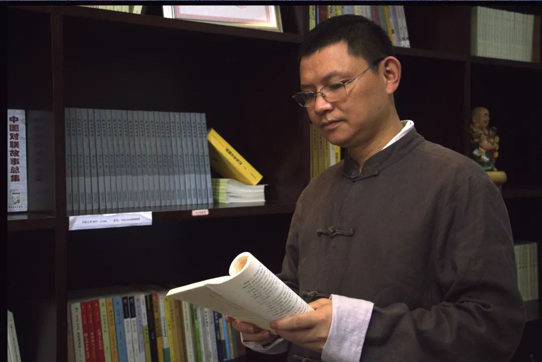 鲁晓川是中国首位对联学硕士,2004年毕业于中南大学