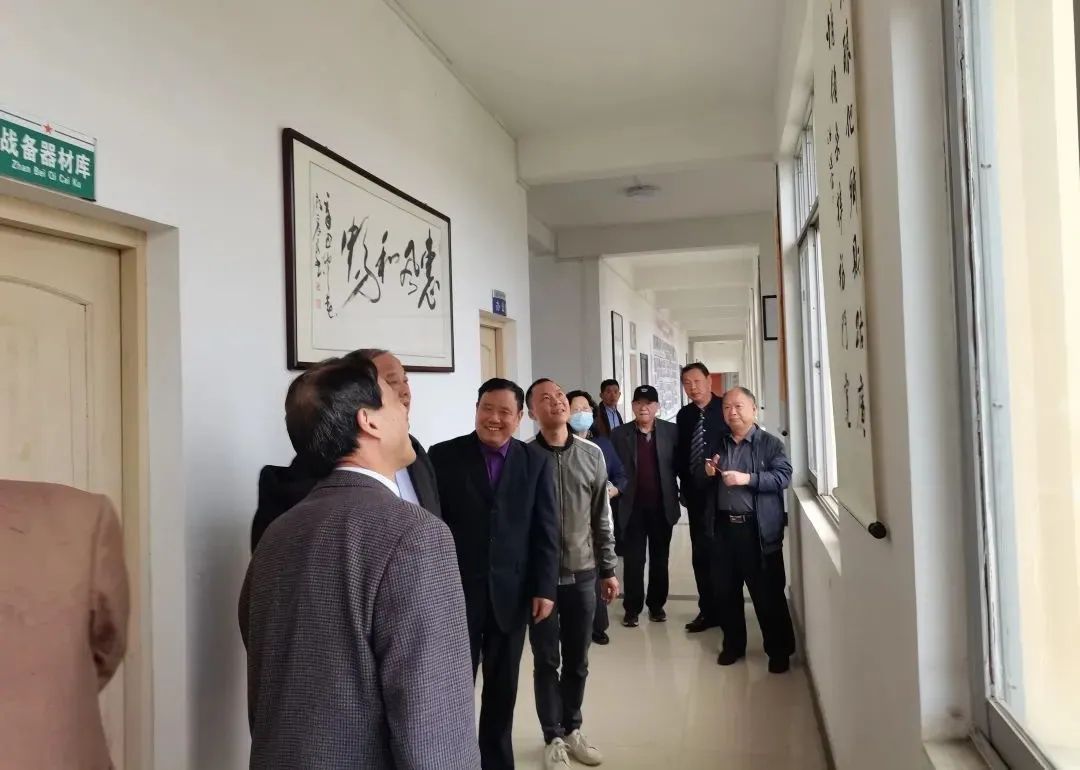 在百丈潭酒业有限公司董事长黎时亮的陪同下检查企业楹联文化建设